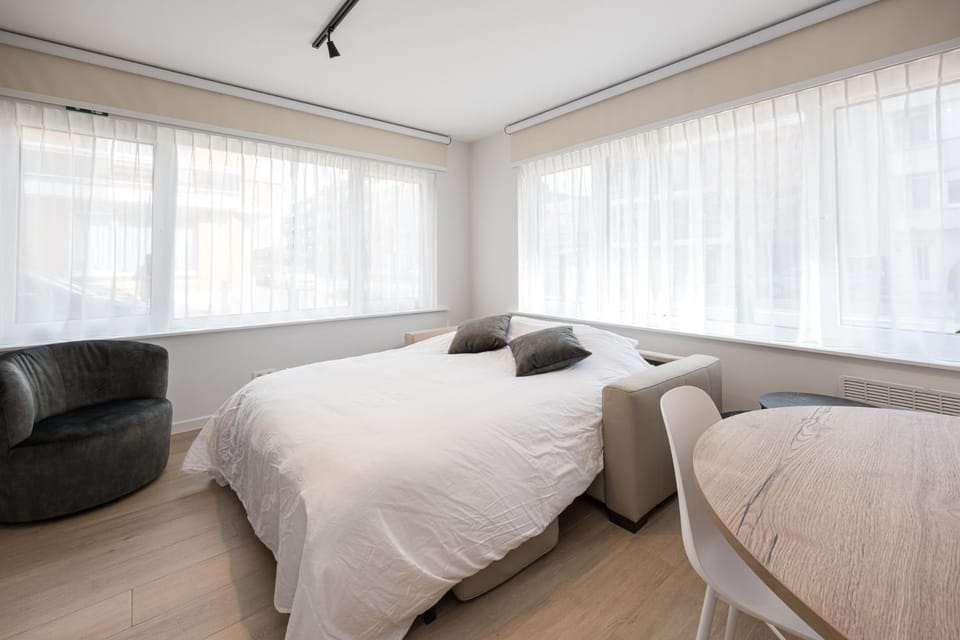 Bed, Living room, Seating area, Bedroom