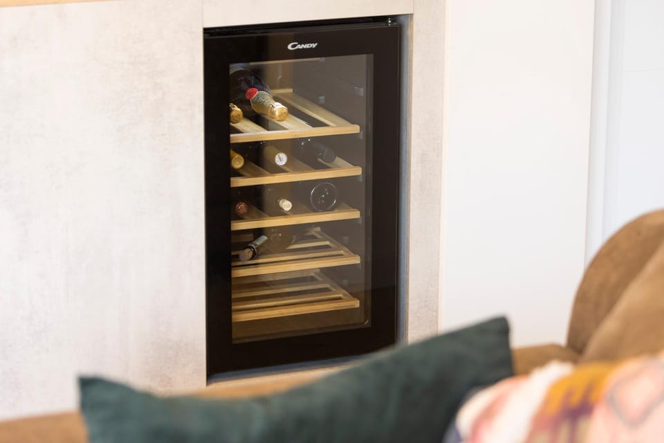 Lounge or bar, oven
