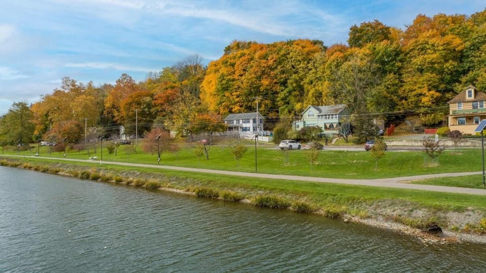 Great Location! Colleges! Hiking! Ithaca Commons! House in Ithaca