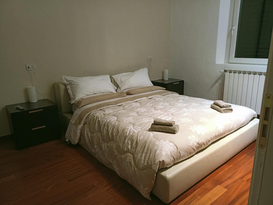 Bed, Photo of the whole room, Bedroom, internet, towels