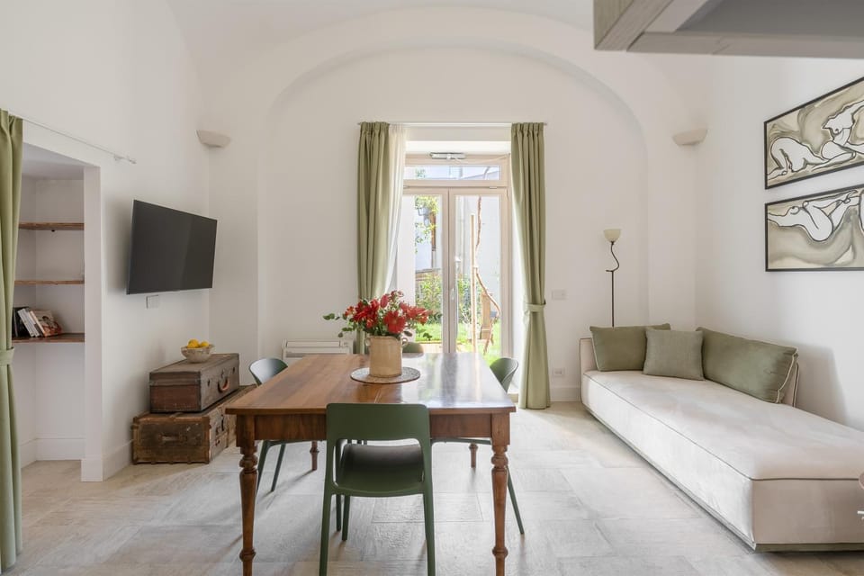 TV and multimedia, Living room, Seating area, Dining area, Breakfast
