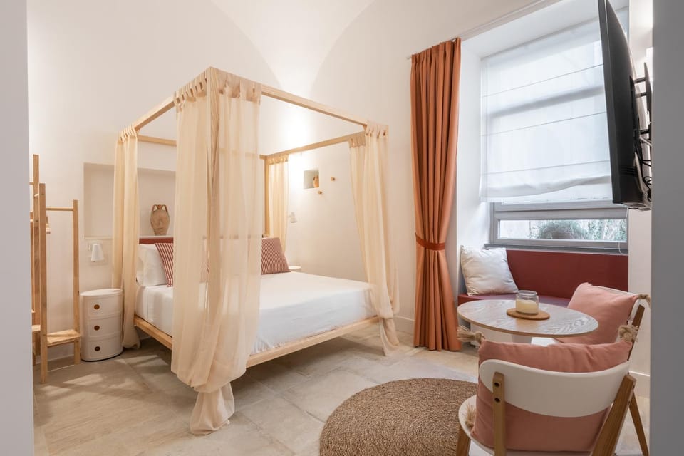 Bed, TV and multimedia, Photo of the whole room, Seating area, Bedroom, hair dresser