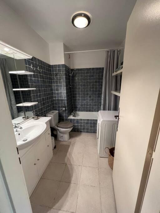 Shower, Toilet, Bathroom, Bath, towels