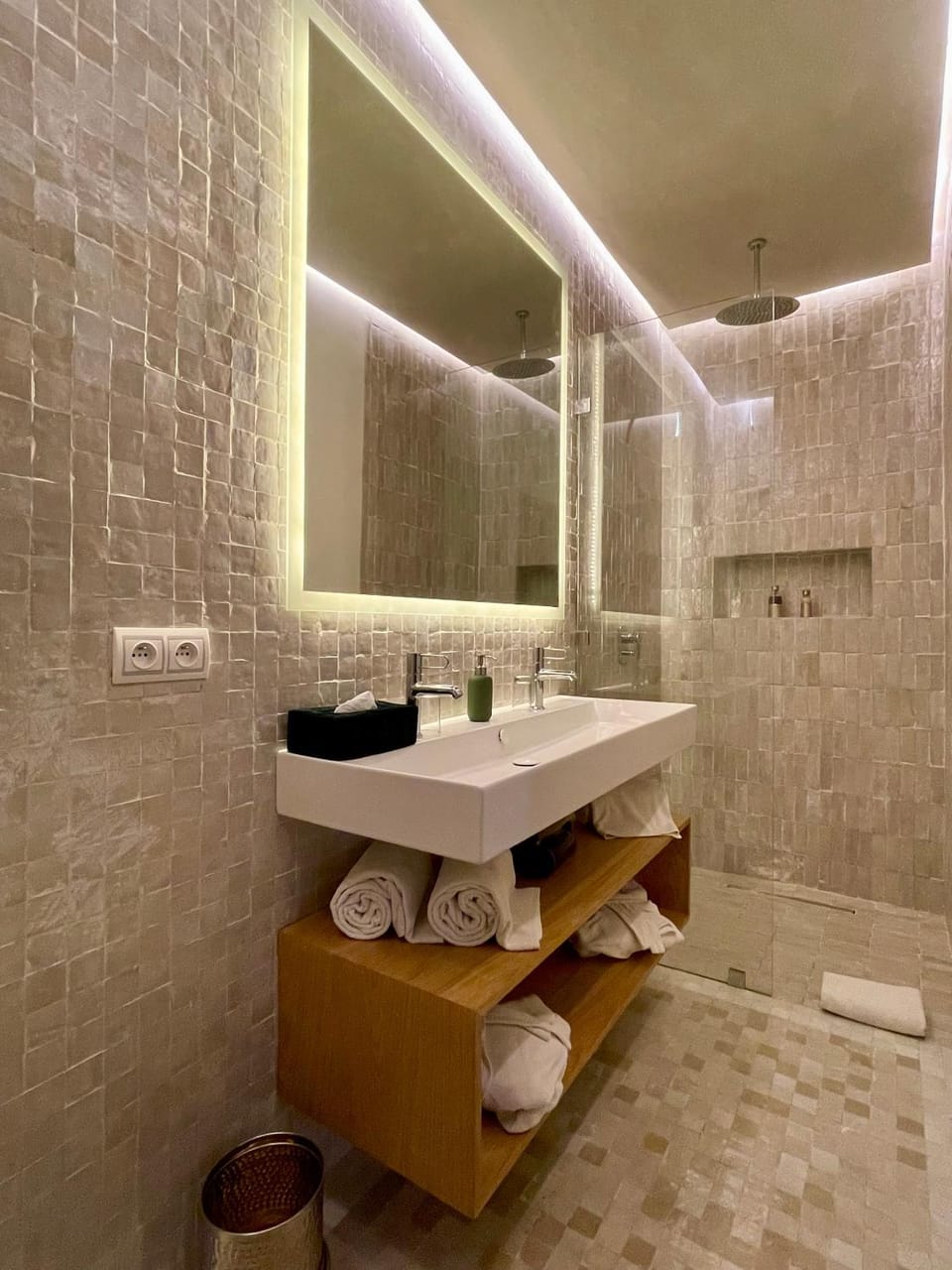 Shower, Toilet, Bathroom, Spa and wellness centre/facilities, towels