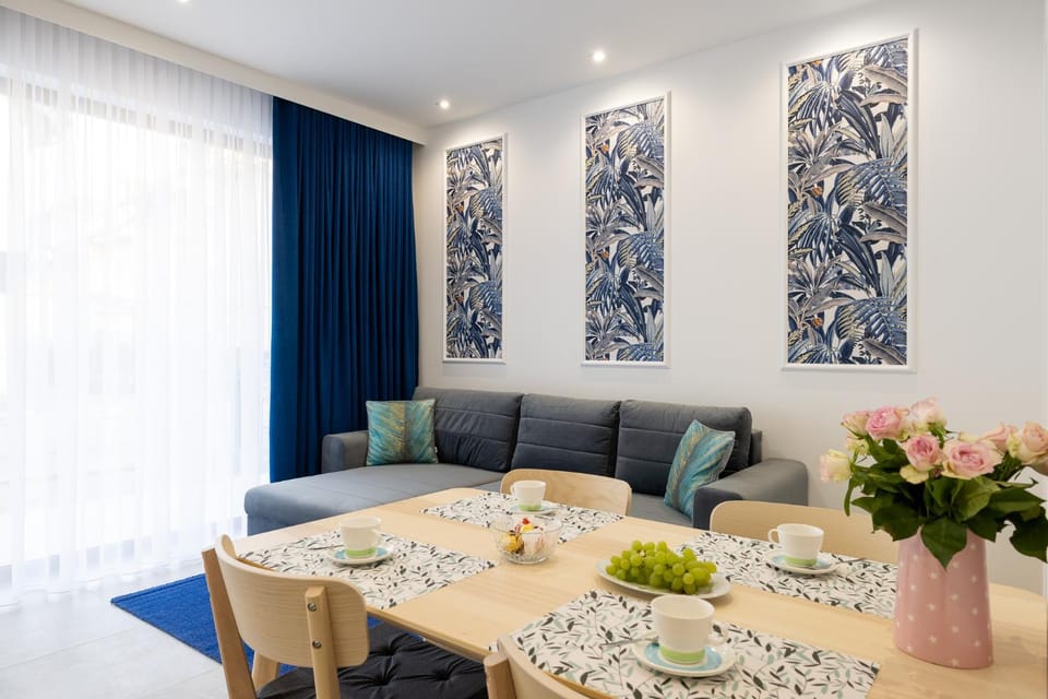 Living room, Food and drinks, Seating area, Dining area, Food