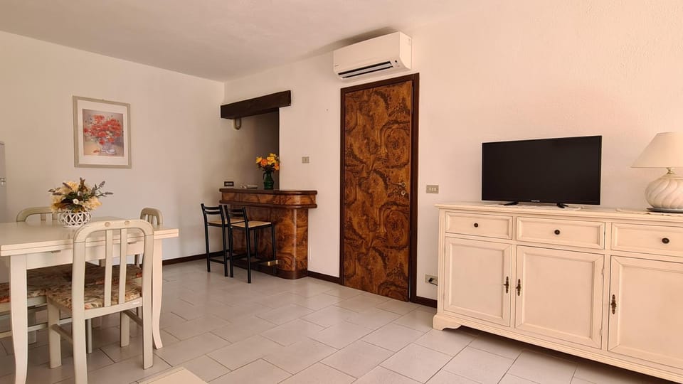 Kitchen or kitchenette, Living room, air conditioner