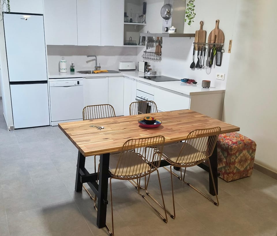 Kitchen or kitchenette, Dining area, Dinner, dishwasher, minibar, pet friendly, stove