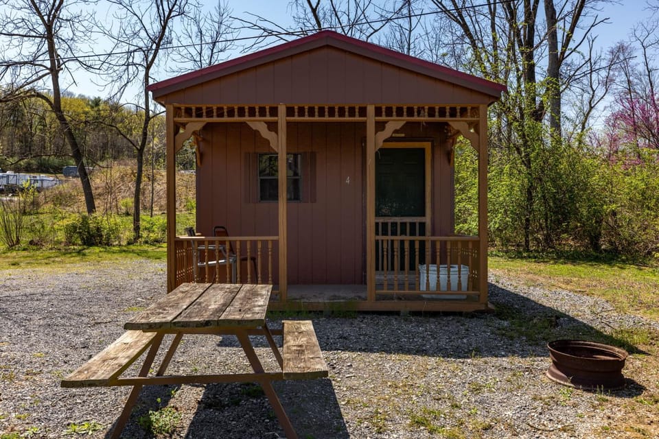 Cozy Cabin4 Within Campground Cabin in Pennsylvania
