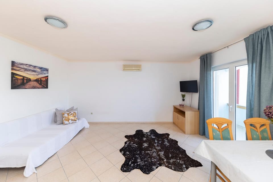 TV and multimedia, Living room, Photo of the whole room, Seating area, air conditioner