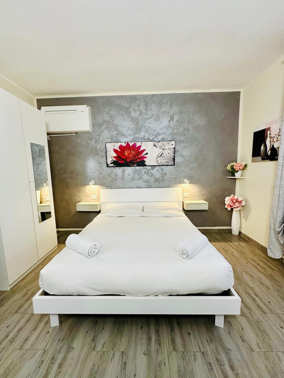 Photo of the whole room, Bedroom