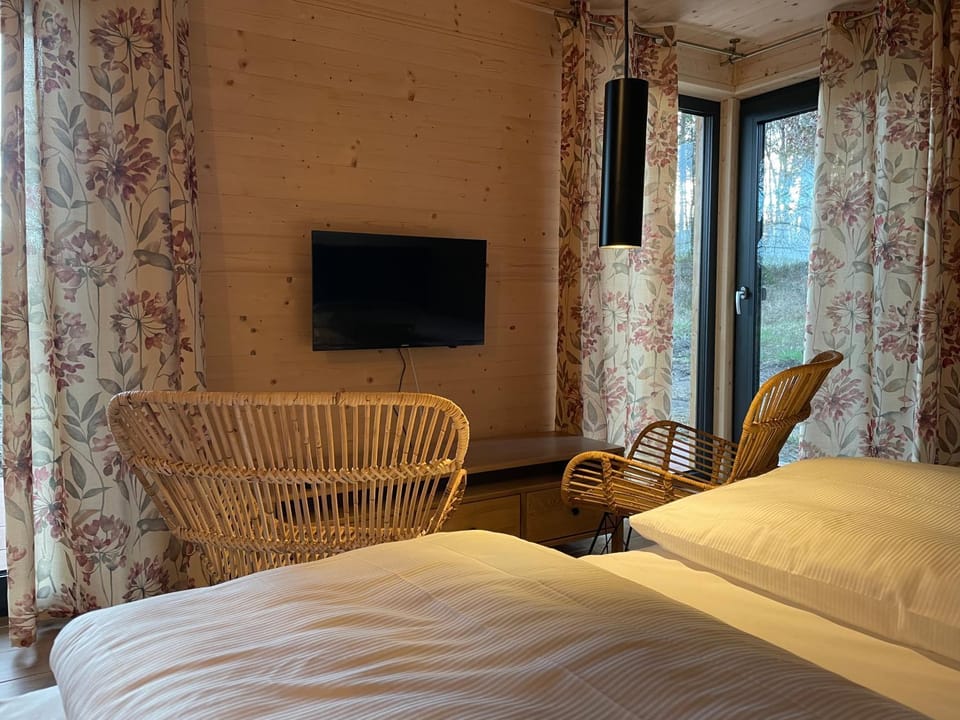 TV and multimedia, Photo of the whole room, Bedroom