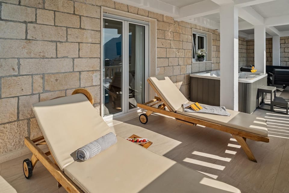 Seating area, sunbed