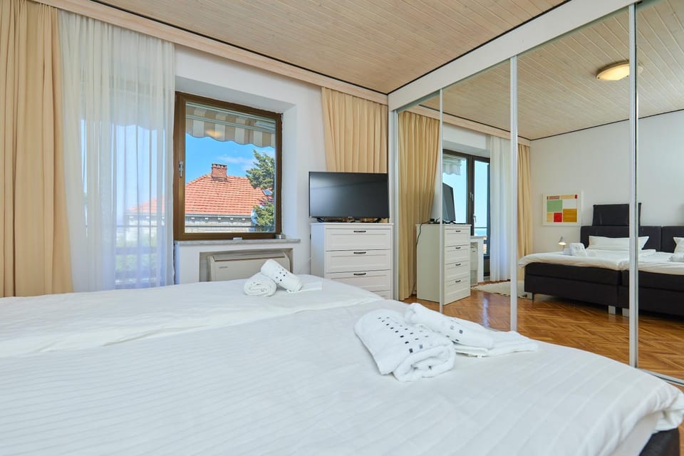 Bed, TV and multimedia, Bedroom, hair dresser