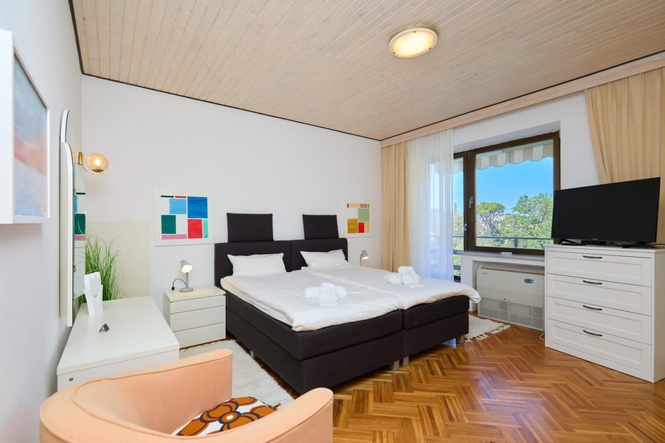 Bed, TV and multimedia, Bedroom, towels