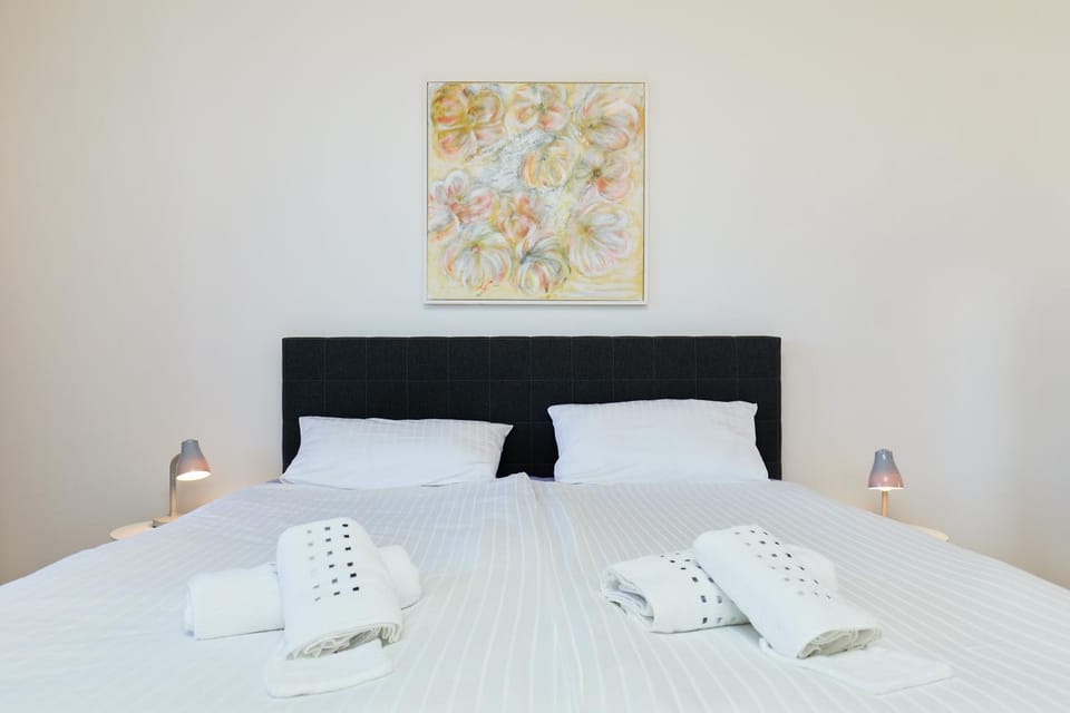 Bed, towels