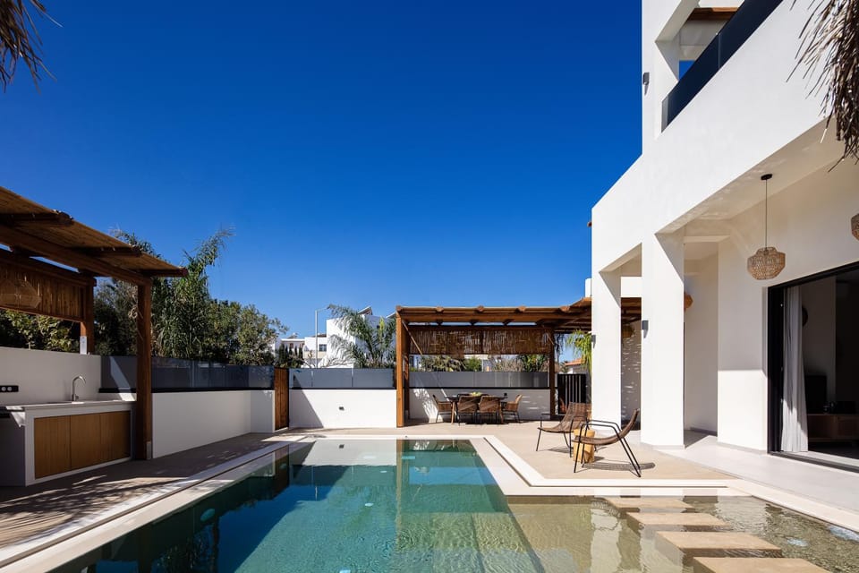 Property building, Patio, Pool view, Swimming pool, Swimming pool, sunbed