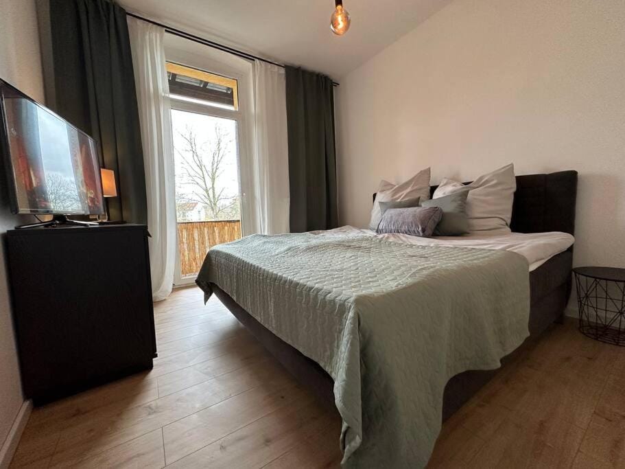 Bed, TV and multimedia, Photo of the whole room, Bedroom