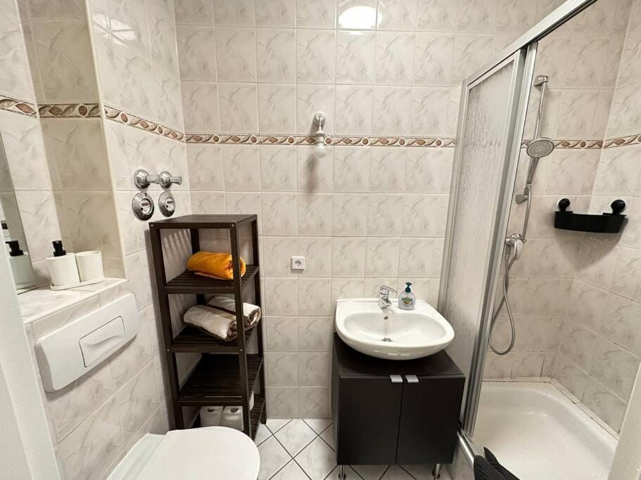 Shower, Toilet, Bathroom, towels