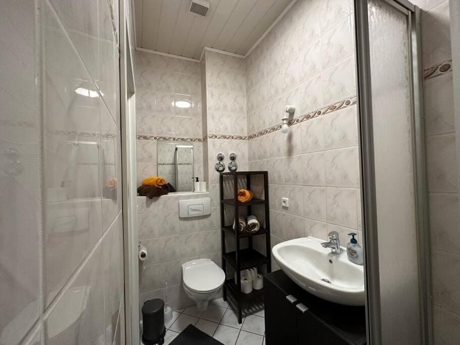 Shower, Toilet, Bathroom, towels