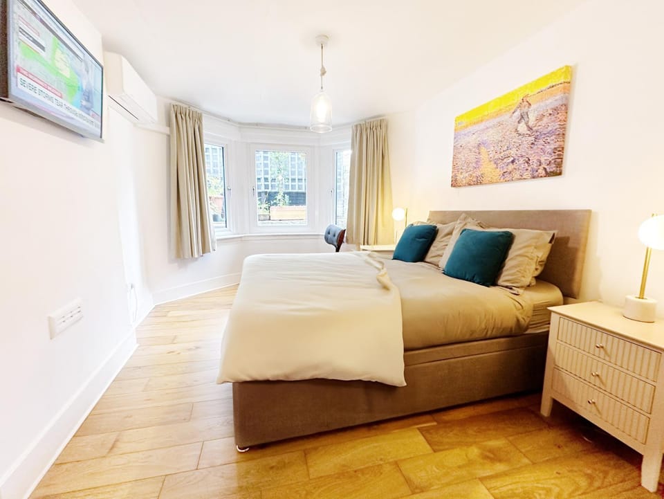 Bed, TV and multimedia, Bedroom
