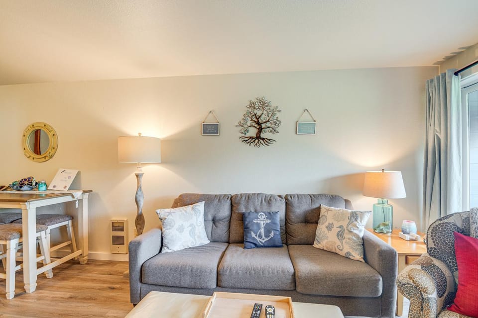 Ocean Shores Condo with Balcony Less Than 1 Mi to Beach! Apartment in Ocean Shores