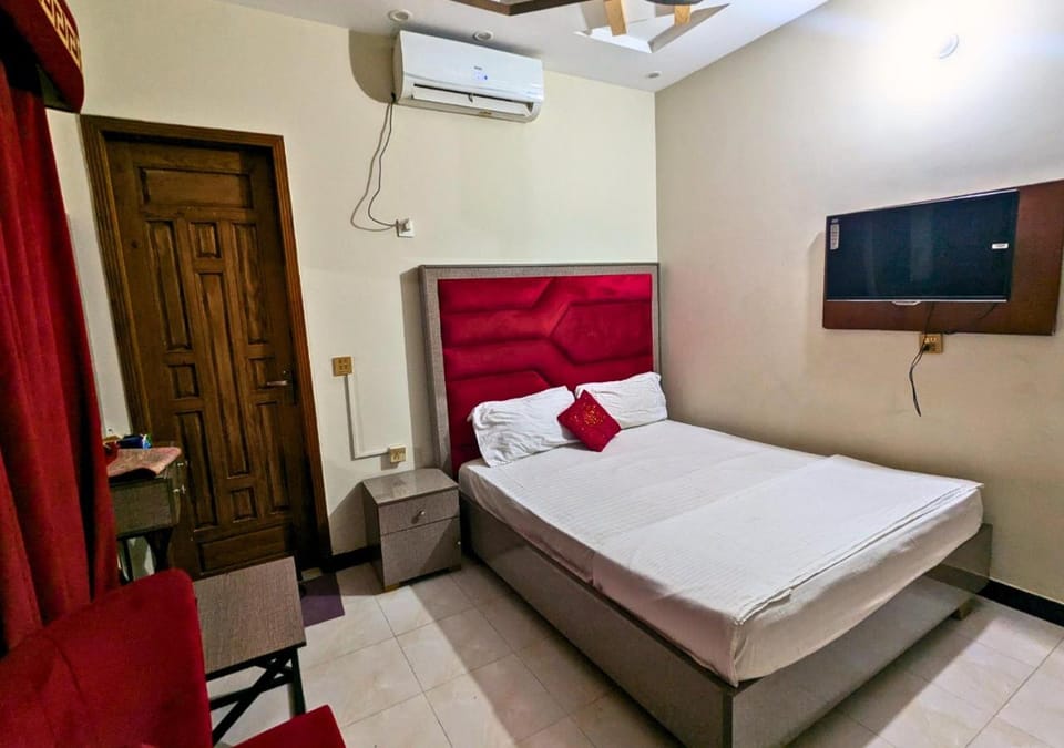 Bed, TV and multimedia, air conditioner