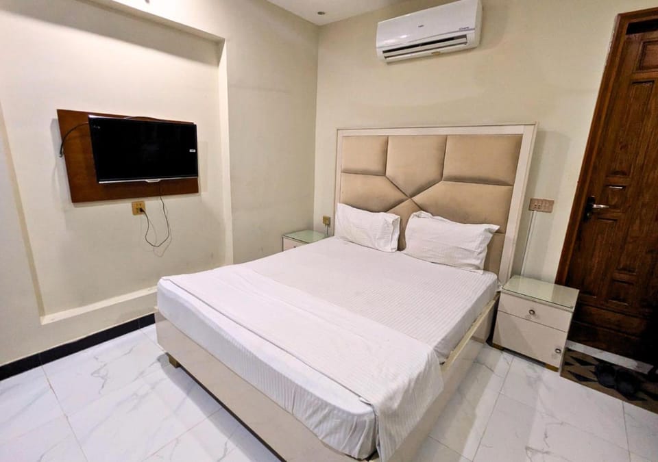 Bed, TV and multimedia, air conditioner