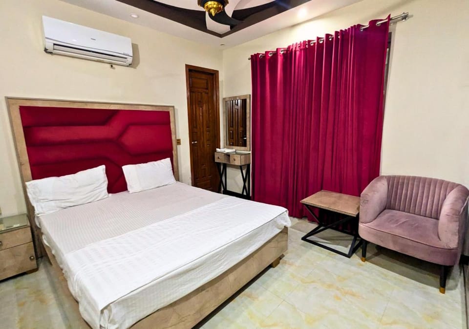 Photo of the whole room, air conditioner