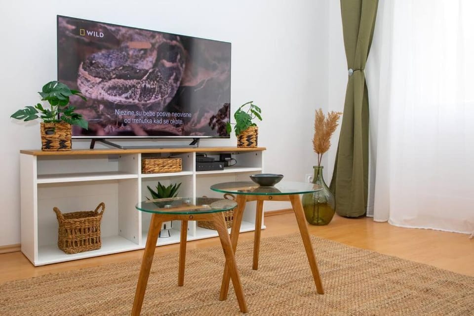 Communal lounge/ TV room, TV and multimedia, Living room, Evening entertainment