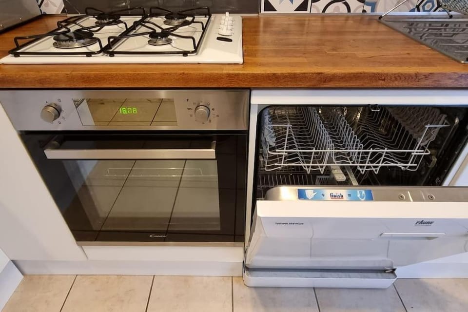 dishwasher, pet friendly, stove