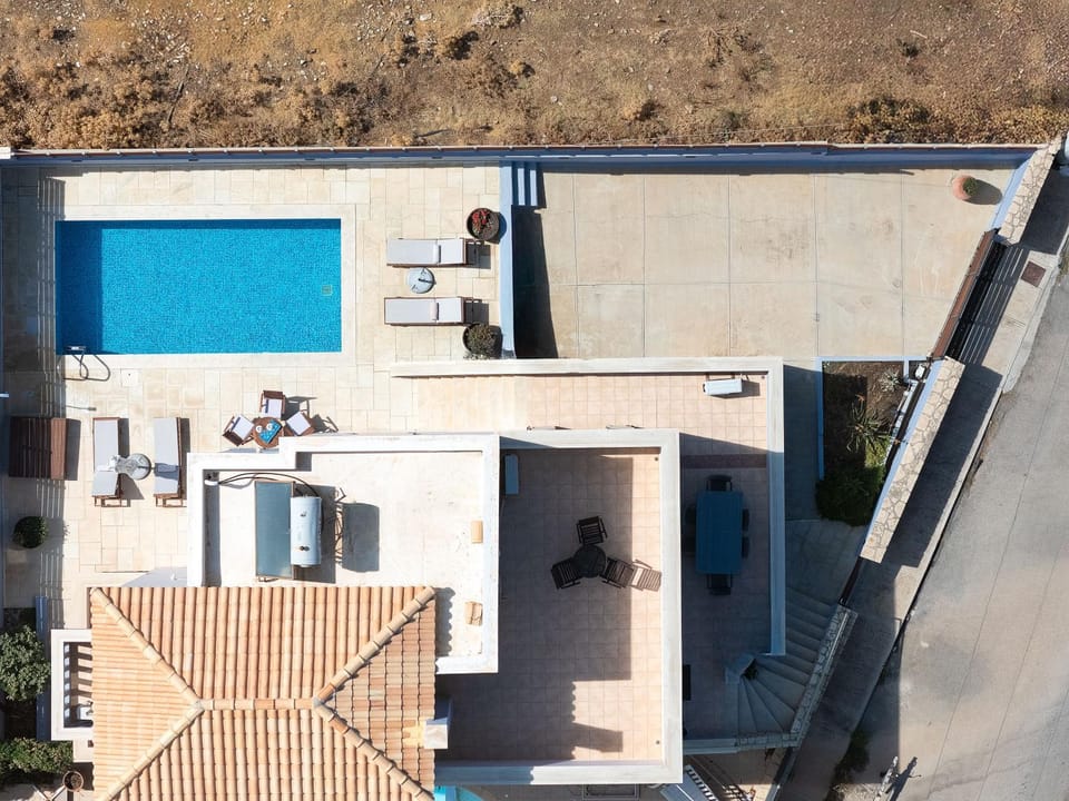 Property building, Patio, Day, Balcony/Terrace, Swimming pool, sunbed