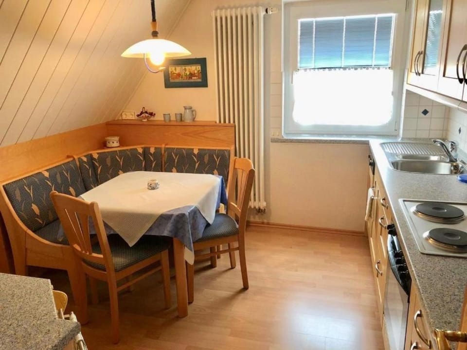 Kitchen or kitchenette, Seating area, Dining area