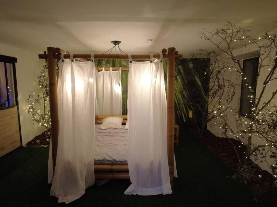 Bed, Photo of the whole room, Bedroom