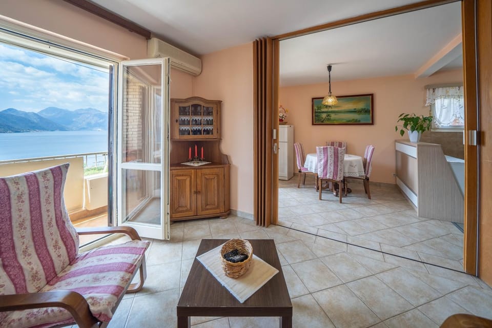 Natural landscape, TV and multimedia, Living room, Sea view