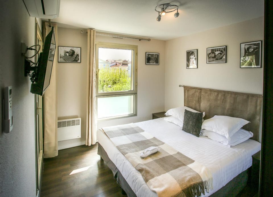 Bed, TV and multimedia, Bedroom, air conditioner