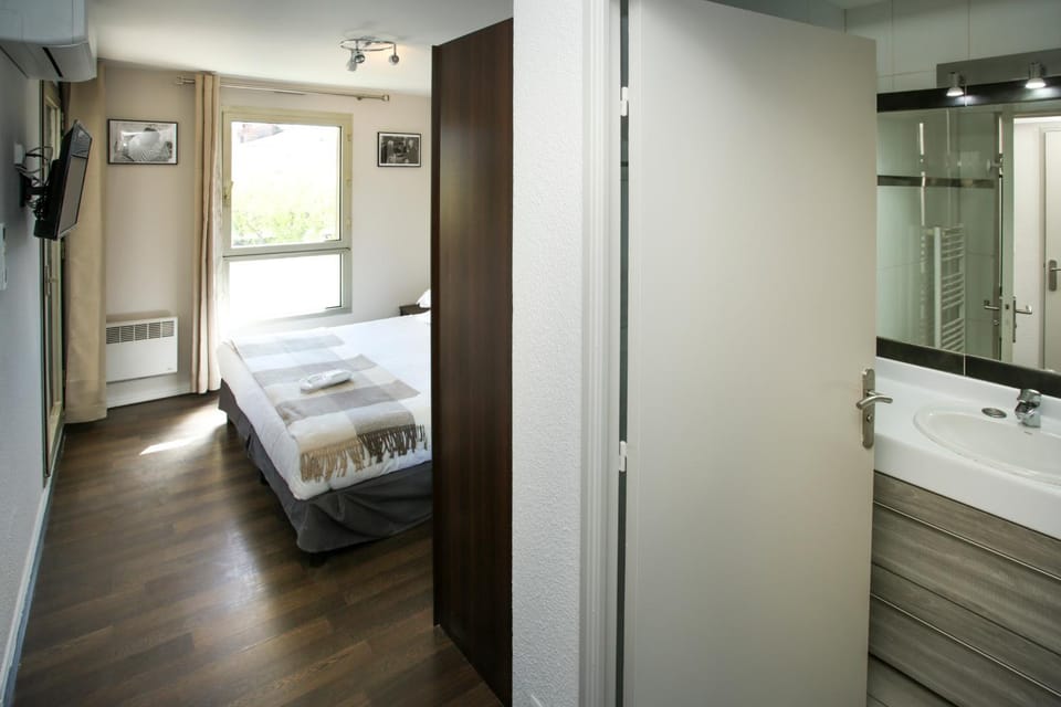 Bed, Bathroom, Photo of the whole room, Bedroom