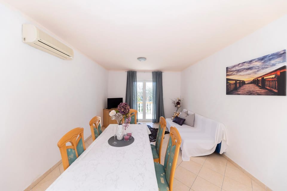 Communal lounge/ TV room, Photo of the whole room, Seating area, Dining area