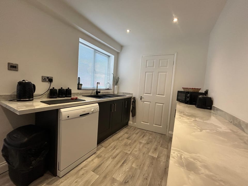 Kitchen or kitchenette, dishwasher, minibar, toaster