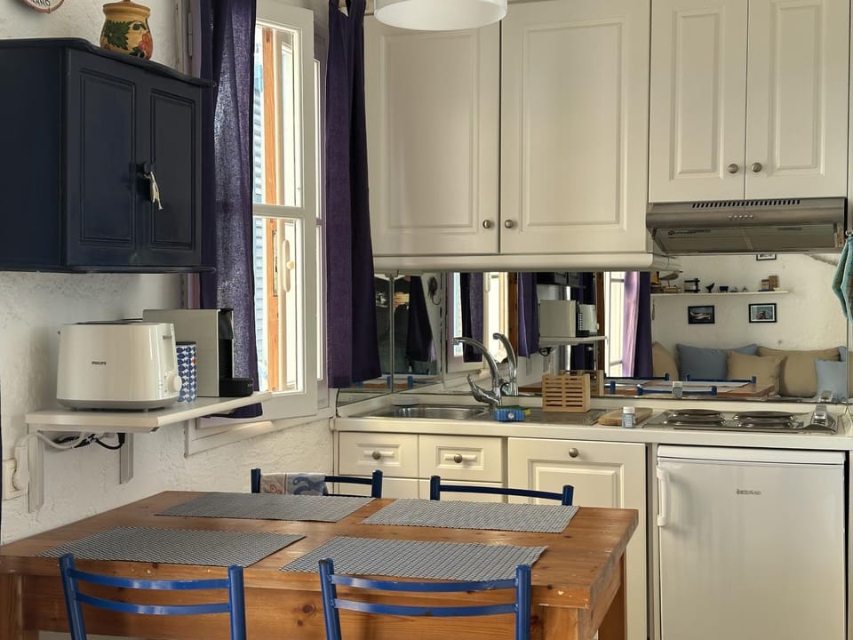 Kitchen or kitchenette, Dining area, pet friendly, stove, toaster