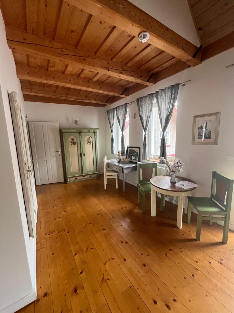 Seating area, Dining area