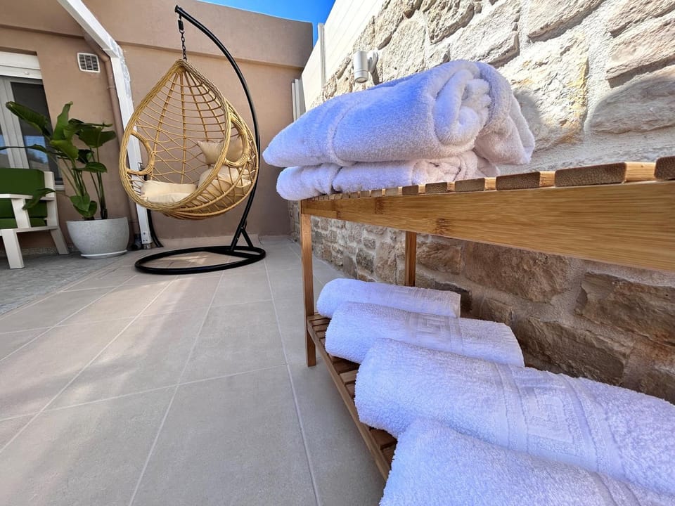 Day, Inner courtyard view, towels