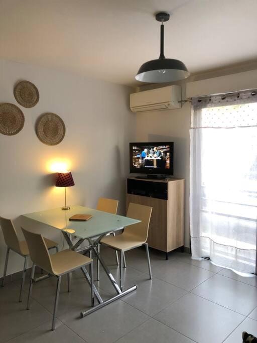 T2 récent climatisé à 100m du port Apartment in Propriano