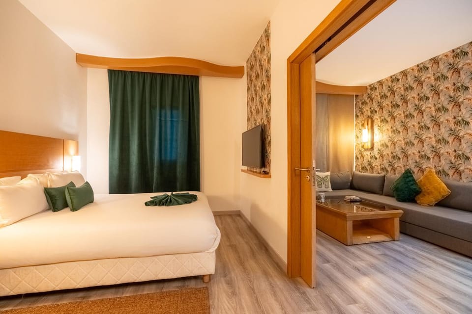 Bed, Living room, Photo of the whole room, Seating area, Bedroom