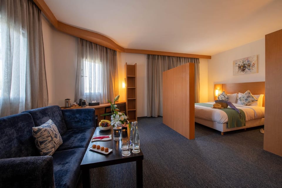 Bed, Photo of the whole room, Seating area, Bedroom