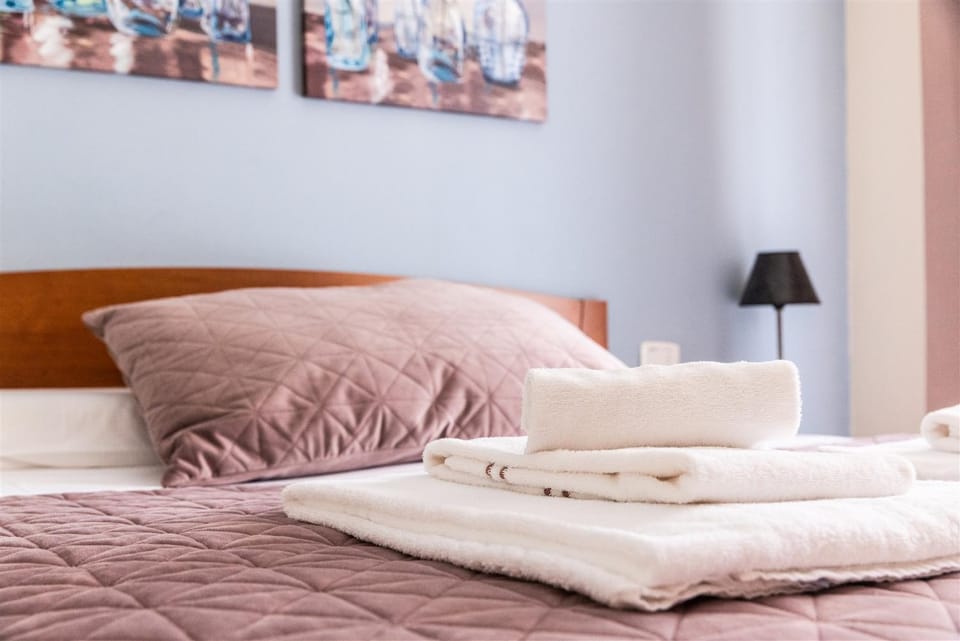 Bed, Bedroom, towels