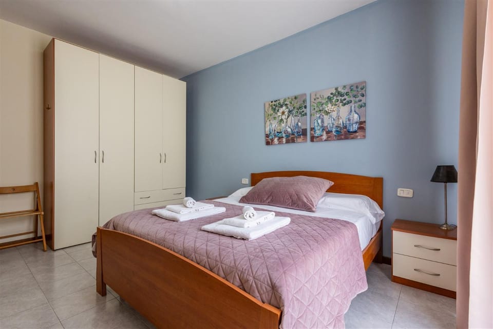 Bed, Photo of the whole room, Bedroom, towels, wardrobe