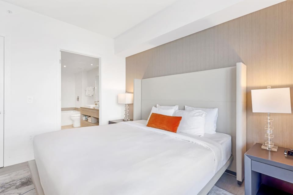 Bed, Bathroom, Photo of the whole room, Bedroom