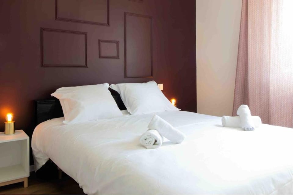Bed, Other, Photo of the whole room, Bedroom, towels