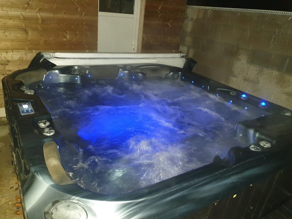 Hot Tub, Hot Tub, Spa and wellness centre/facilities