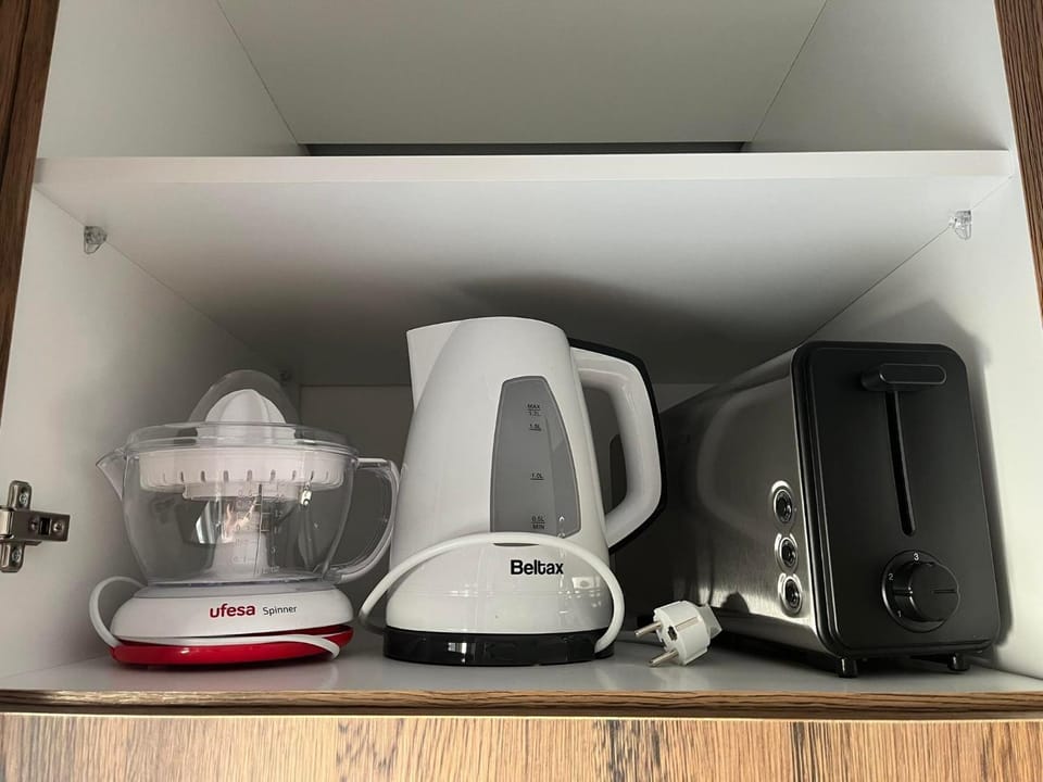 Coffee/tea facilities, toaster